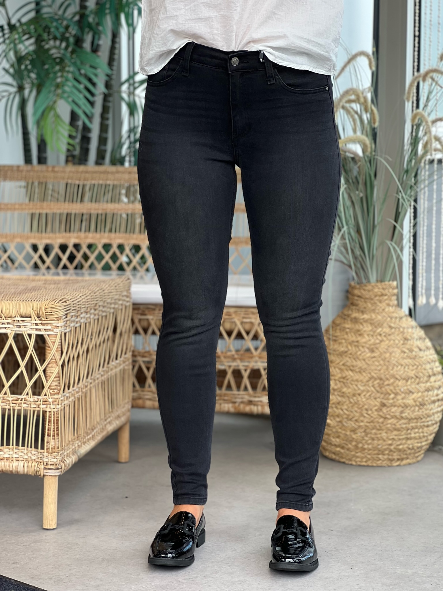 FREEQUENT HARLOW JEANS 32 BENLENGDE SORT SOFIES VILLA